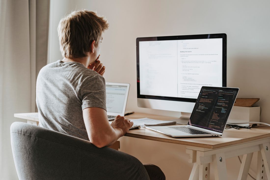 Team plant eine Angular-Unternehmensanwendung am Bildschirm