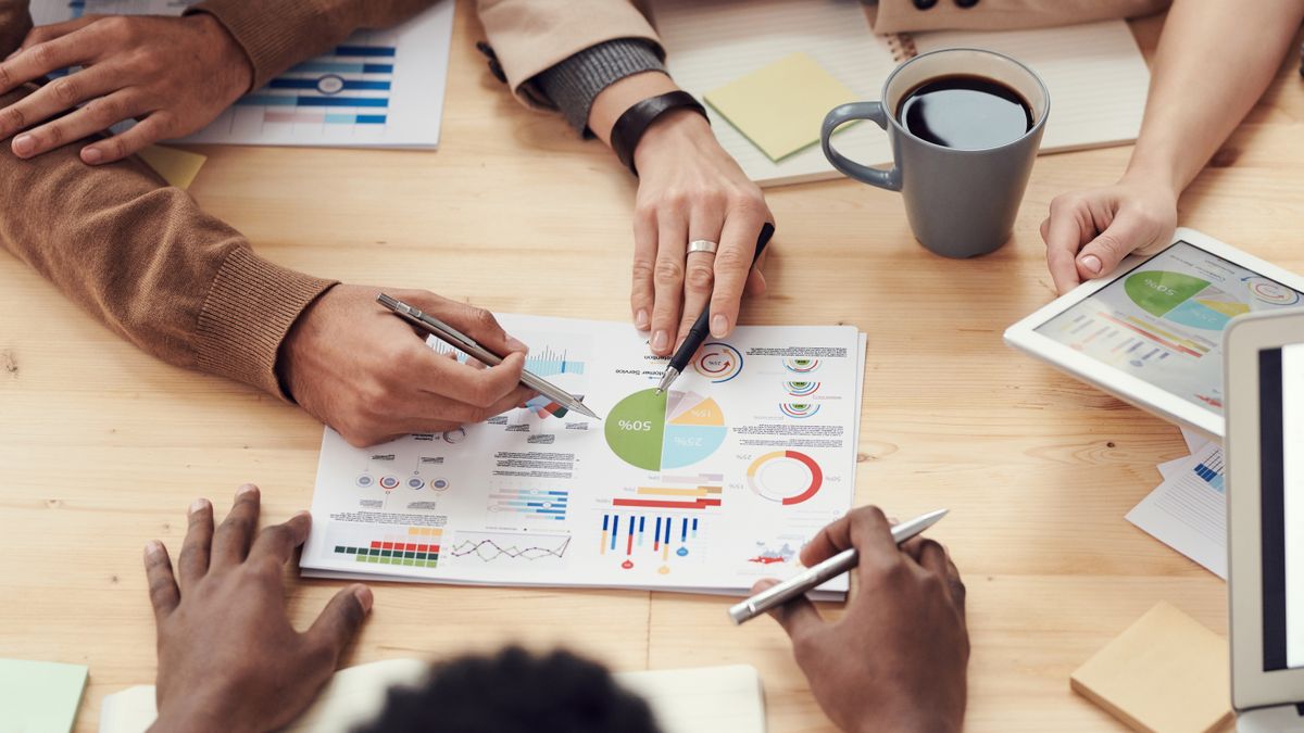 Team arbeitet gemeinsam an einem Webentwicklungs-Projekt